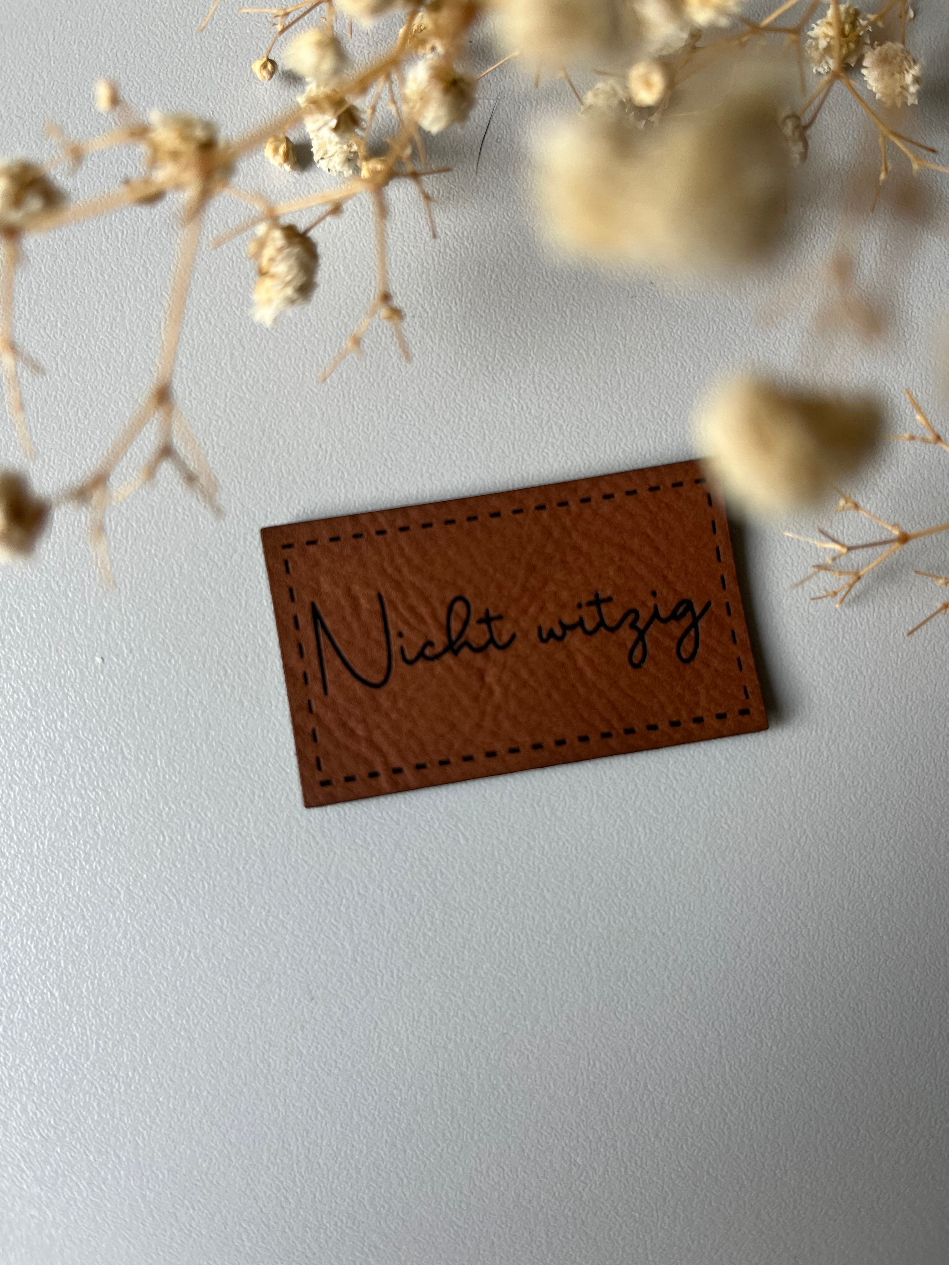 Nicht witzig Label